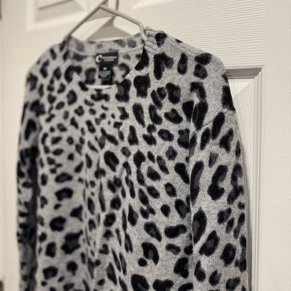 Bloomingdales Women’s XS 100% 2 -Ply Cashmere Animal Print Crew Neck Pullover - Picture 5 of 8